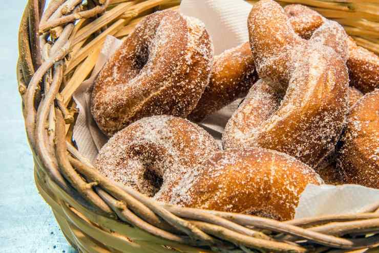 Alcune graffe napoletane un po' più rotondeggianti e con lo zucchero (Agrodolce)