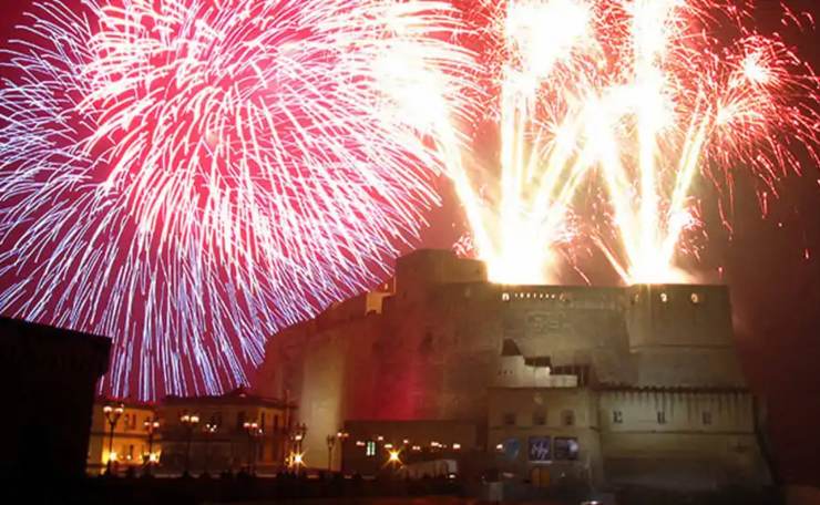 Alcuni fuochi d'artificio esplosi su Castel dell'Ovo (interno16)