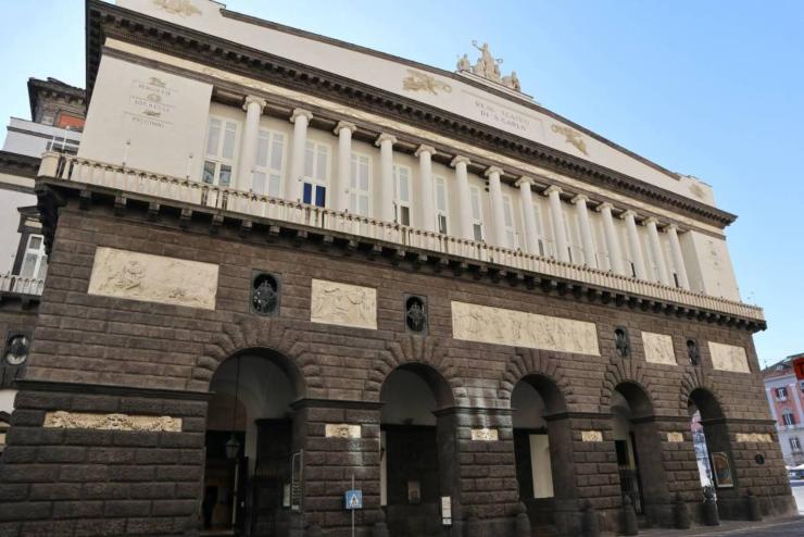 Foto dell'ingresso del Teatro San Carlo (Grimaldi Lines)