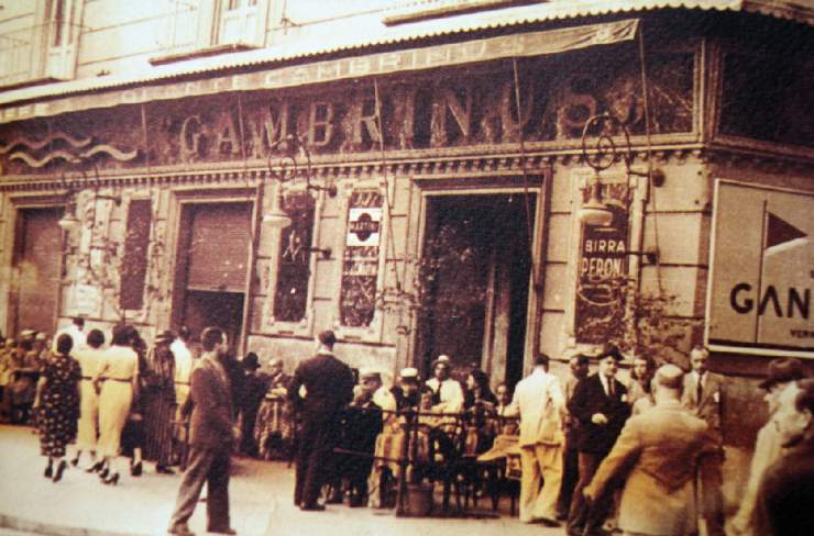 Il Caffè Gambrinus pieno di gente in una vecchia foto (grancaffegambrinus.com)