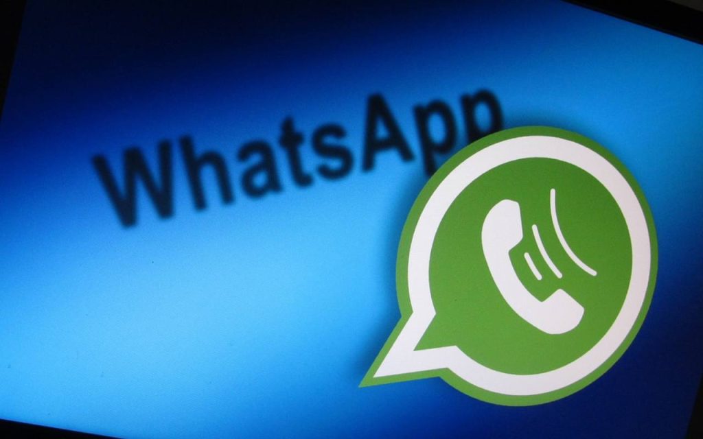 Illustrazione dell'icona di Whatsapp su uno sfondo blu (Pixabay)