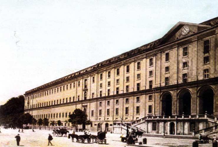 La facciata del palazzo a fine '800