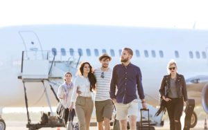 Passeggeri scendono da un aereo