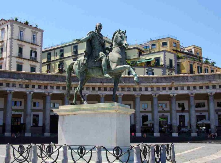 Piazza del Plebiscito a Napoli