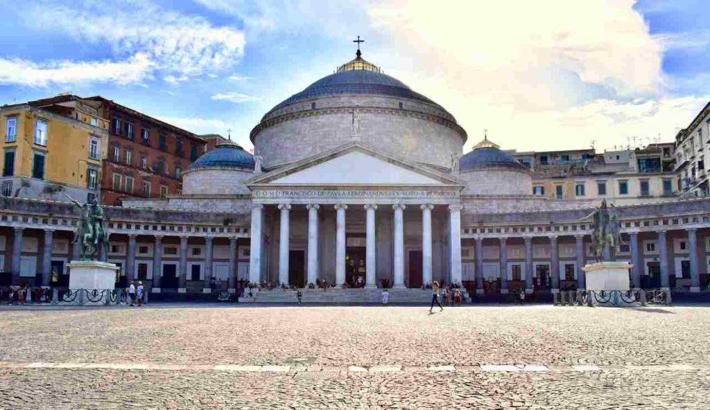 Piazza del Plebiscito a Napoli