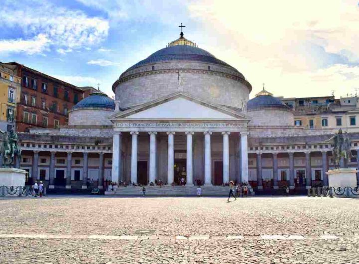 Piazza del Plebiscito a Napoli