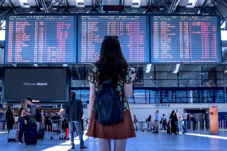 Ragazza pronta a partire alla stazione