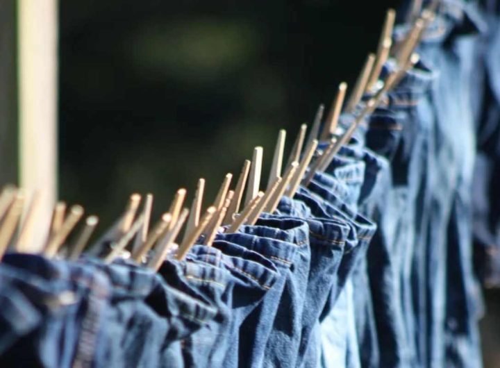 Un bel po' di jeans stesi sullo stesso filo (Pixabay)