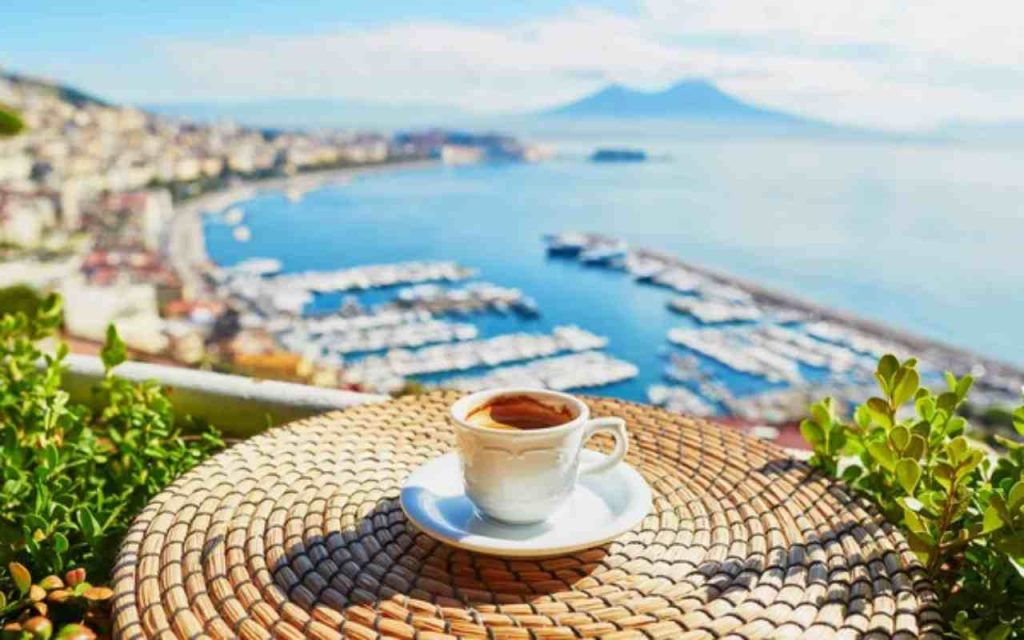 Un cafè espresso e il Golfo di Napoli (Depositphotos)