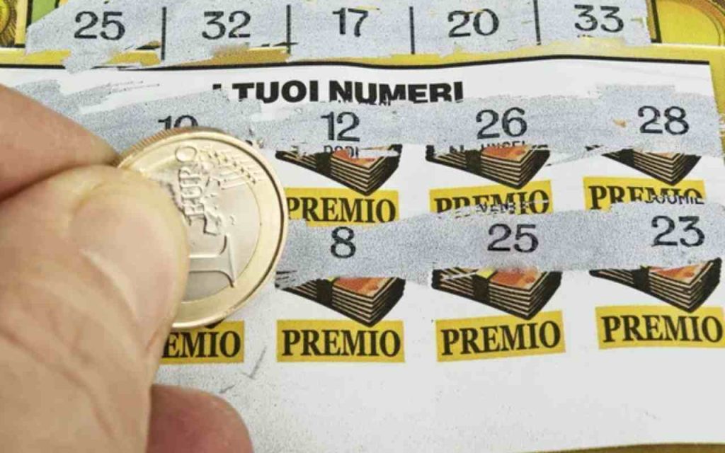 Un gratta e vinci grattato con una moneta da 1 euro (Depositphotos)