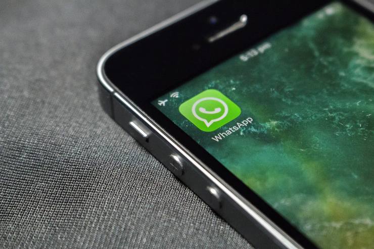 Un telefonino in modalità aerea su cui è presente l'icona di Whatsapp (Pixabay)