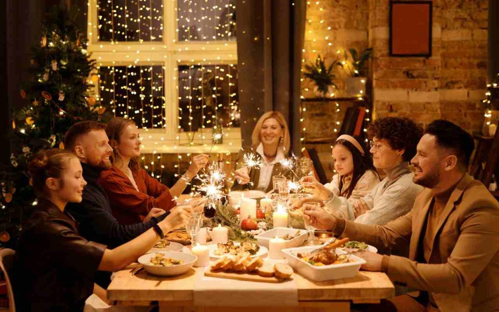 Una famiglia riunita al tavolo la Vigilia di Natale (Pexels)