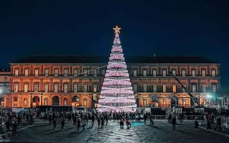 Una foto di Palazzo Reale con l'accensione dell'albero (Napoli da Vivere)