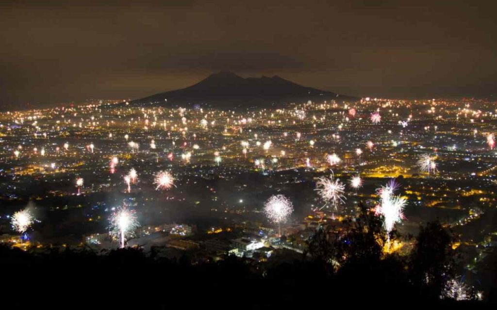 Un'immagine del Capodanno 2016, con i fuochi d'artificio esplosi in contemporanea (Gennaro Pesacane)