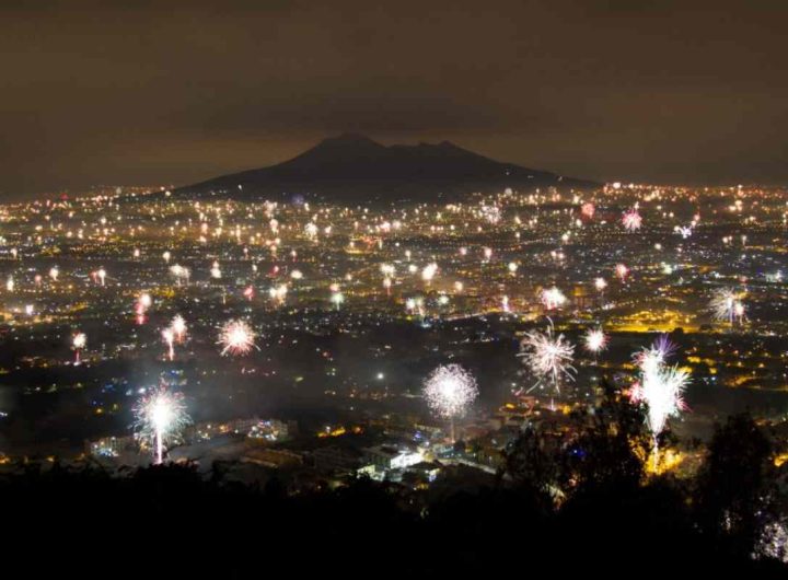 Un'immagine del Capodanno 2016, con i fuochi d'artificio esplosi in contemporanea (Gennaro Pesacane)