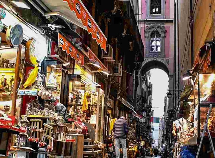 Uno scorcio di Via San Gregorio Armeno (Live Napoli)