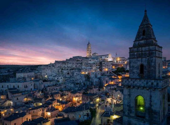 Uno scorcio sul centro storico di Matera al tramondo (Pixabay)