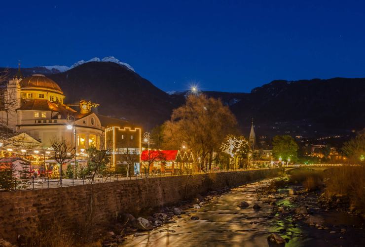 Uno sorcio sul Lungopassirio e sul mercatino di Merano illuminati dalle luminarie (mercatinidinatale)