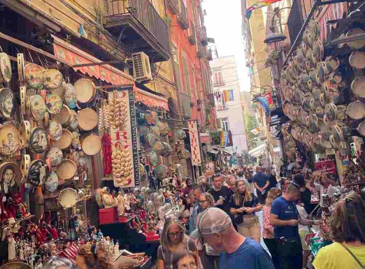 Via San Gregorio Armeno a Napoli