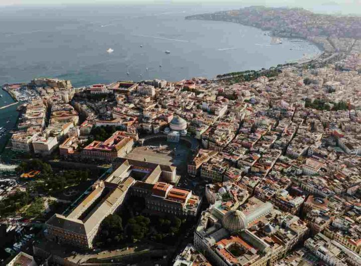 La città di Napoli dall'alto