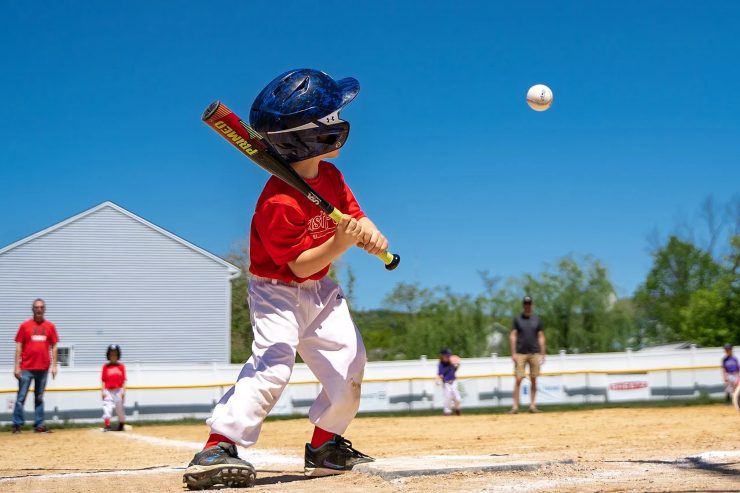 Alcuni bambini impegnati a giocare a baseball (Pixabay)