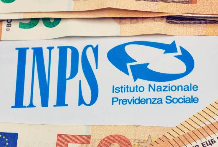 Illustrazione del logo dell'INPS assieme ad alcune banconote da 50 euro (Depositphotos)