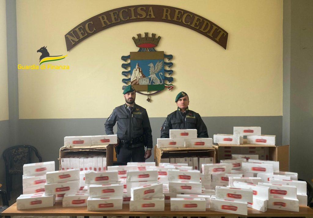 Lotta al contrabbando a Napoli: sequestrati oltre 50 kg di sigarette nella "Zona  Rossa" - Il Vaporetto