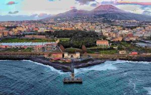 Uno scorcio su Napoli con il Vesuvio sullo sfondo (Pixabay)