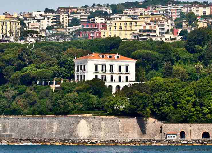 Uno scorcio su Posillipo e in primo piano Villa Rosebery (Wikipedia Armando Mancini)