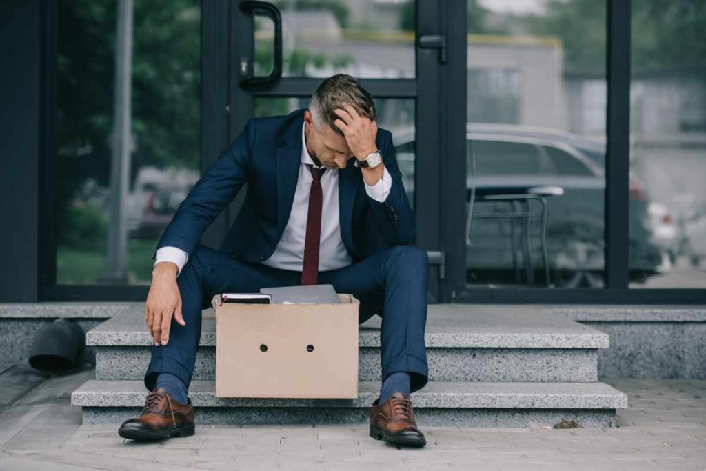 Uomo licenziato seduto davanti al posto di lavoro